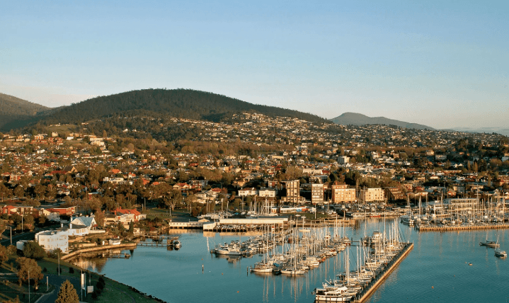 Picture of Hobart with mountains in the background.
